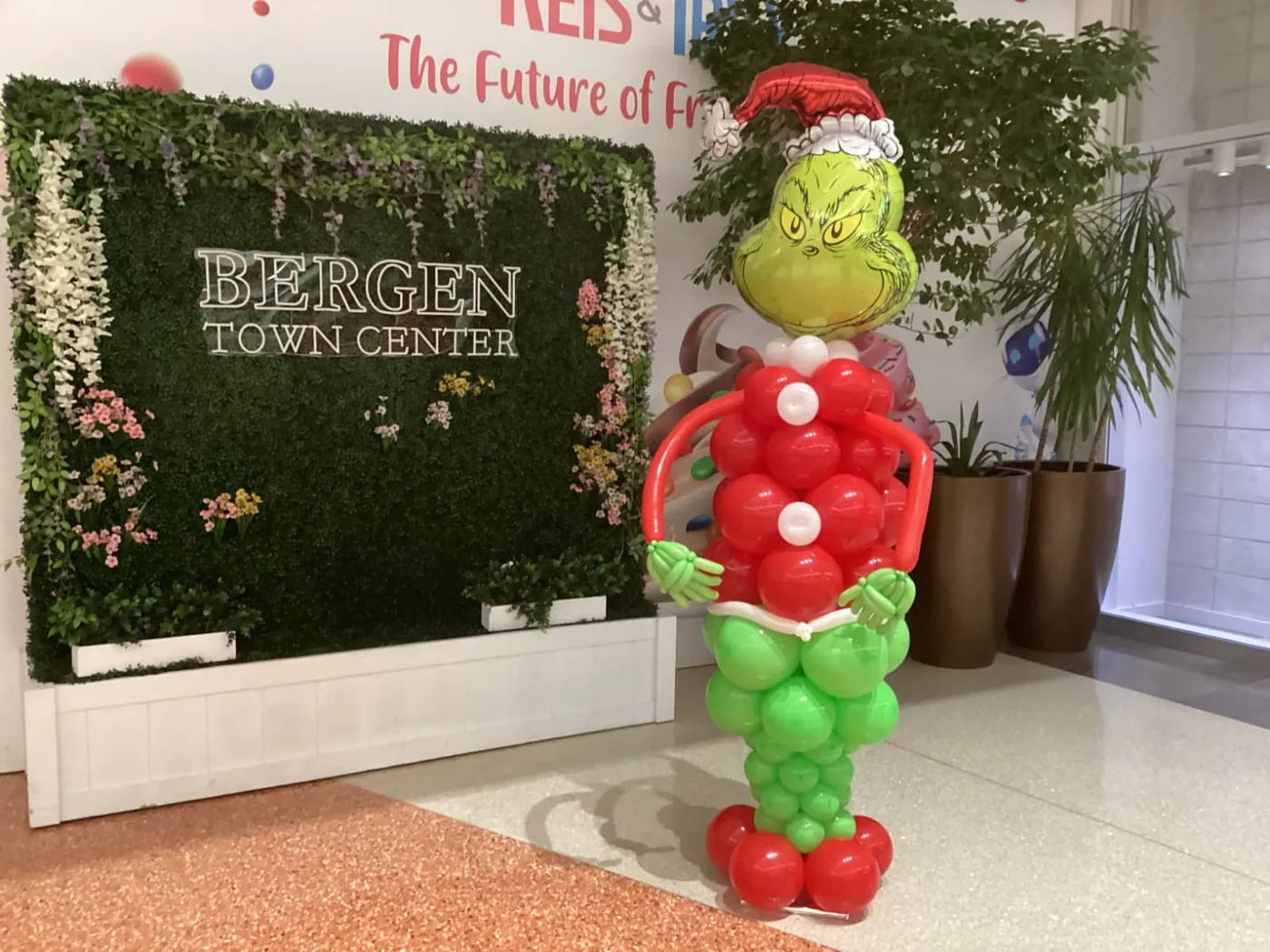 Grinch balloon sculpture for holiday events in New Jersey
