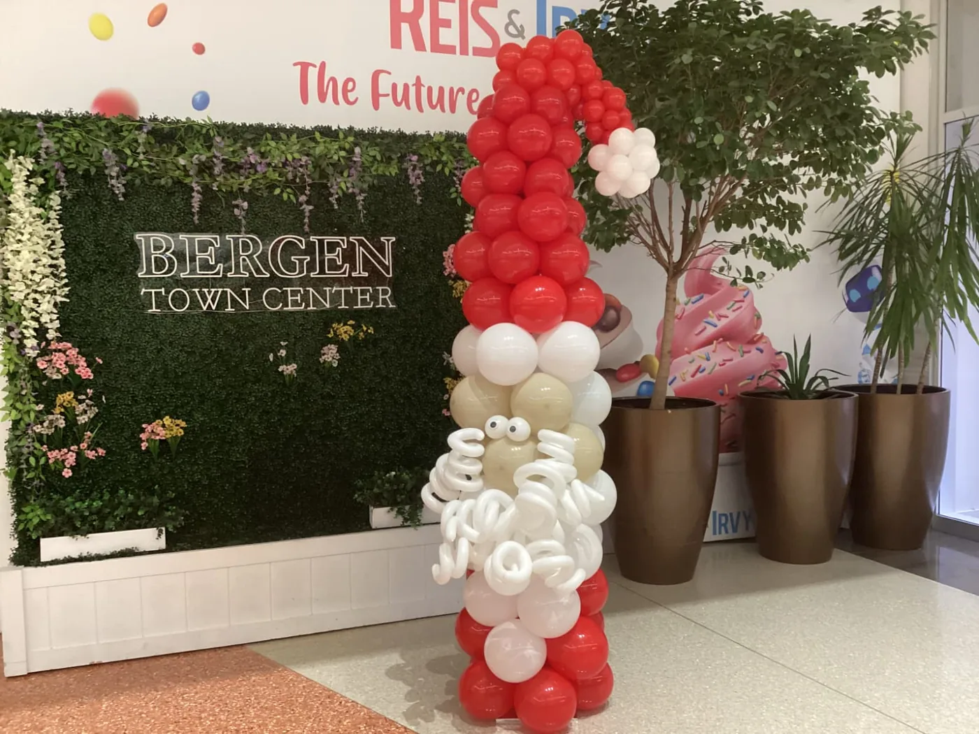 Santa balloon sculpture for Christmas events in New Jersey