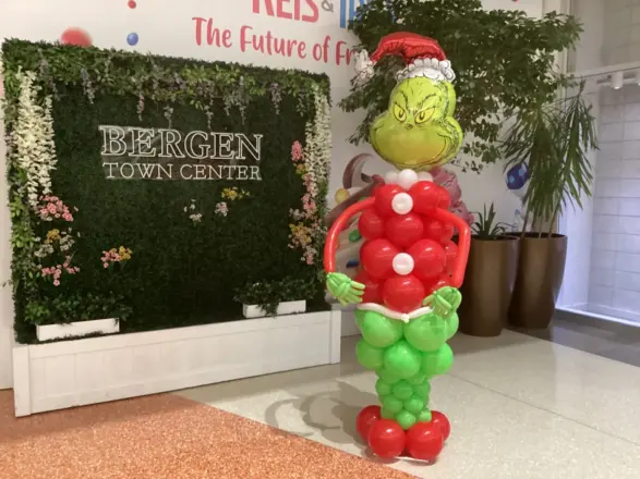 Grinch balloon sculpture, New Jersey